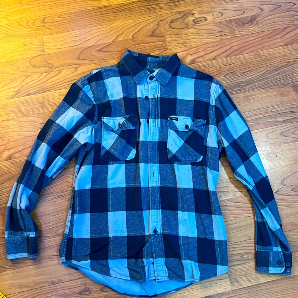I’m selling my Blue Plaid Brixton flannel size medium.fits me well. I’m 6’1”.